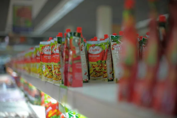 Ketchup on the shelves in the supermarket — Stock Photo, Image