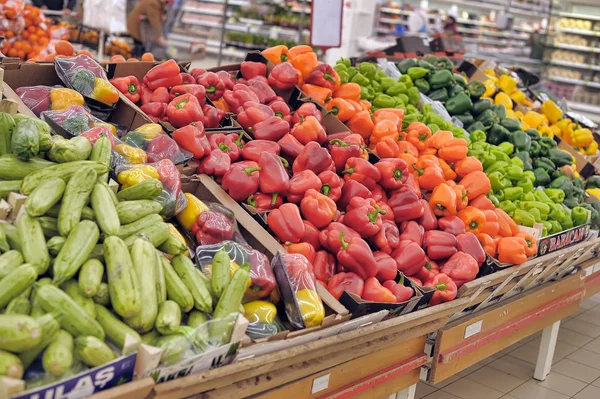Warzywa na sprzedaż w supermarkecie — Zdjęcie stockowe
