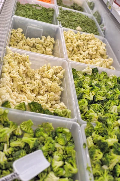 Verduras congeladas en un supermercado — Foto de Stock