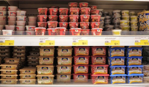 Roomkaas op een plank in een supermarkt — Stockfoto