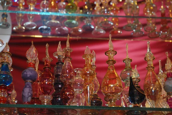 Regale mit orientalischen Glasflaschen für Öle — Stockfoto