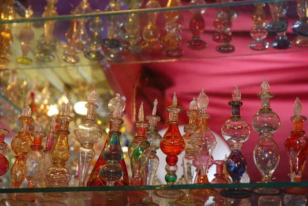 Regale mit orientalischen Glasflaschen für Öle — Stockfoto