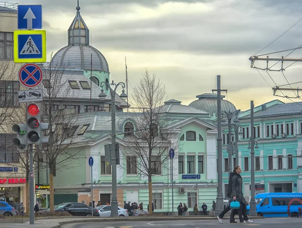 Estación de tren de Belorussky y la plaza frente a ella —  Fotos de Stock