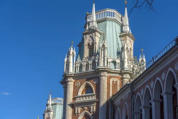 Torres de fliegel del Palacio de Tsaritsyno construido a finales del XVII — Foto de Stock