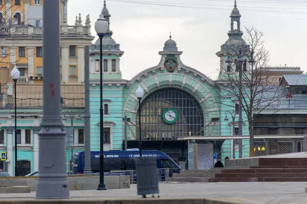 Belorussky tren istasyonu ve önündeki meydan — Stok fotoğraf