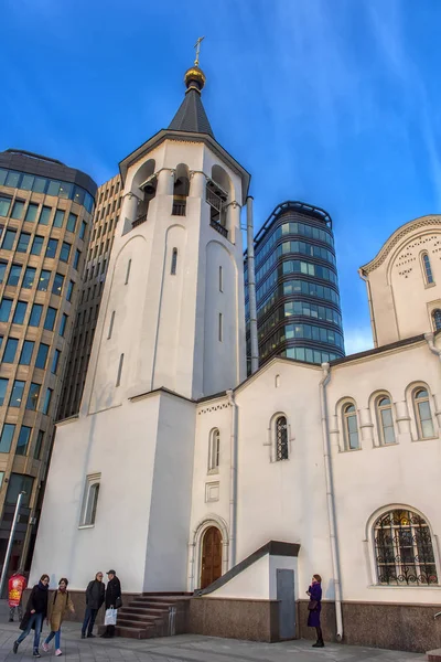 Gereja St. Niklas dekat stasiun Belarusia dan modern — Stok Foto