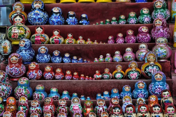 Bambole nidificazione souvenir in vendita — Foto Stock