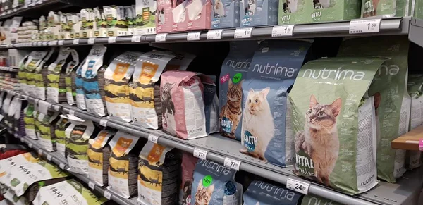 Embalado con comida para gatos en una tienda de mascotas —  Fotos de Stock