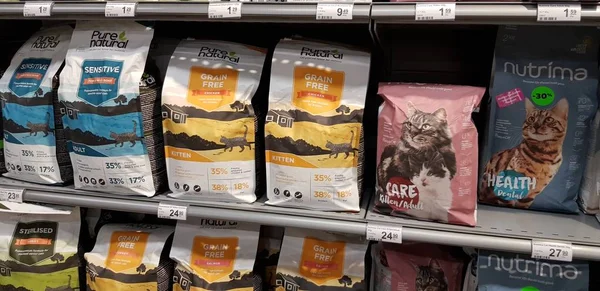 Embalado con comida para gatos en una tienda de mascotas — Foto de Stock