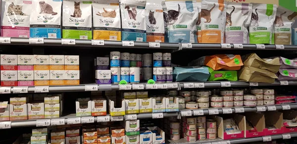 Verpakt met kattenvoer in een dierenwinkel — Stockfoto