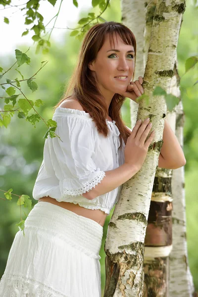 Mujer en blanco por abedul en verano —  Fotos de Stock