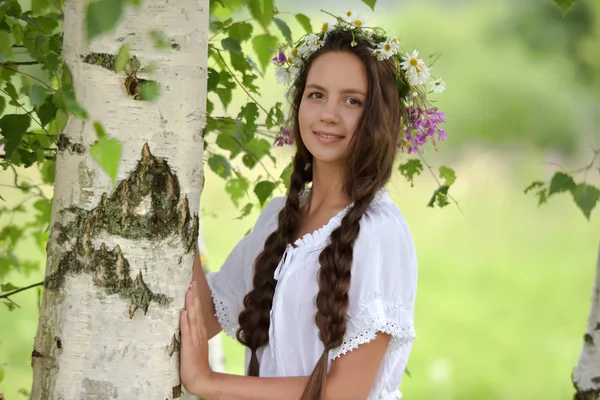 Süße russische Mädchen in einer weißen Birke im Sommer, mit einem w — Stockfoto