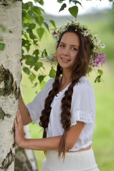 Süße russische Mädchen in einer weißen Birke im Sommer, mit einem w — Stockfoto