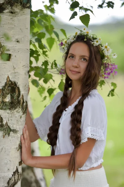 Dulce chica rusa en un abedul blanco en el verano, con una w — Foto de Stock