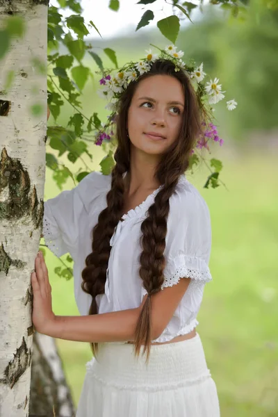 Милая русская девушка в белой березе летом, с W — стоковое фото
