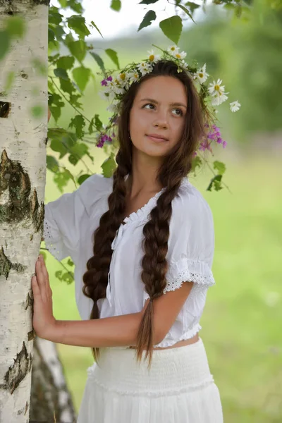 Sweet Russian girl girl in a white birch in the summer, with a w — Stock Photo, Image