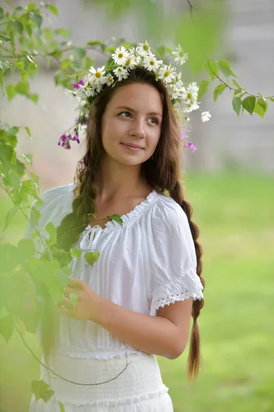 Süße russische Mädchen in einer weißen Birke im Sommer, mit einem w — Stockfoto