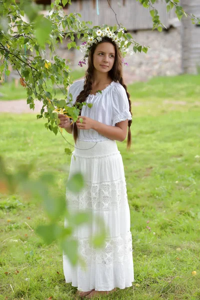 Dulce chica rusa en un abedul blanco en el verano, con una w — Foto de Stock