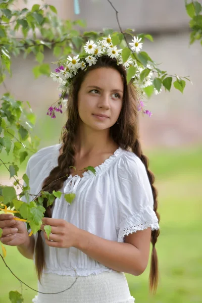 Γλυκό ρωσικό κορίτσι σε μια λευκή σημύδα το καλοκαίρι, με ένα w — Φωτογραφία Αρχείου