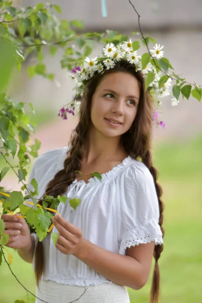Dulce chica rusa en un abedul blanco en el verano, con una w — Foto de Stock
