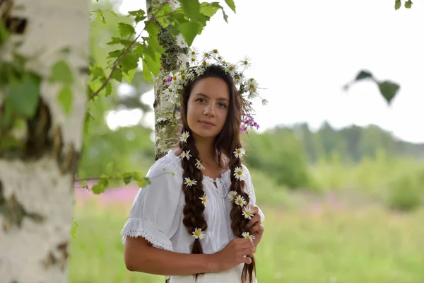 Sweet Russian girl girl in a white birch in the summer, with a w — Stock Photo, Image