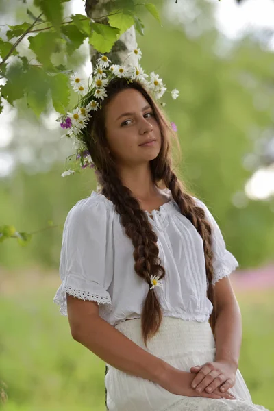Dolce ragazza russa in una betulla bianca in estate, con una w — Foto Stock