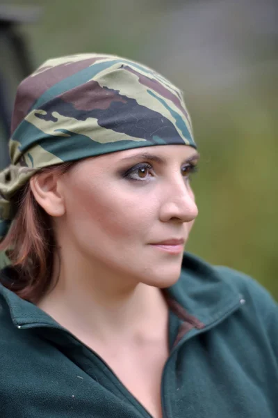 Mujer con bandana de camuflaje en el telón de fondo de UAZ . — Foto de Stock