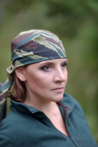 Vrouw het dragen van camouflage Bandana tegen de achtergrond van UAZ. — Stockfoto