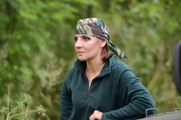 Woman wearing camouflage bandana against the backdrop of UAZ. — Stock Photo, Image