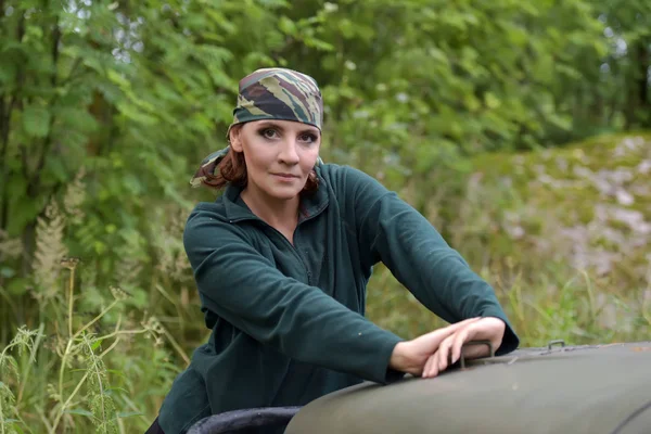 Woman wearing camouflage bandana against the backdrop of UAZ. — Stock Photo, Image