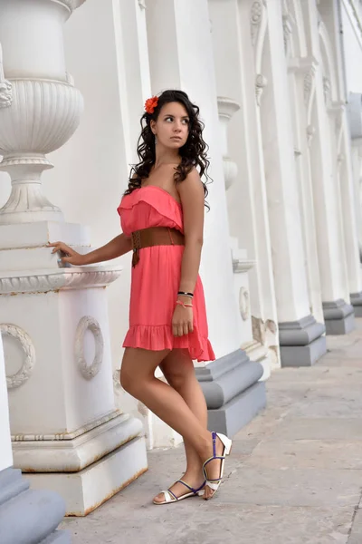 Jonge vrouw in roze modieuze jurk, — Stockfoto