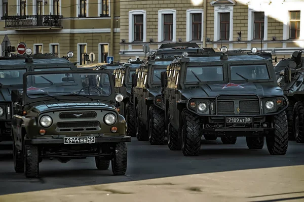 Тигр і УАЗ автомобілів на репетицію для параду перемоги в ПА — стокове фото