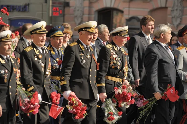 Veteraner og blokade på seiersparaden på Nevsky Prospect – stockfoto