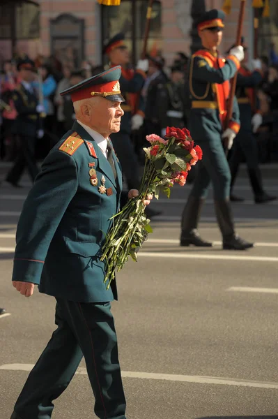 Veteranos e bloqueio no desfile da vitória em Nevsky Prospect — Fotografia de Stock