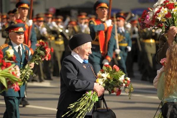 Veteranen und Blockade der Siegesparade am Newski-Prospekt — Stockfoto