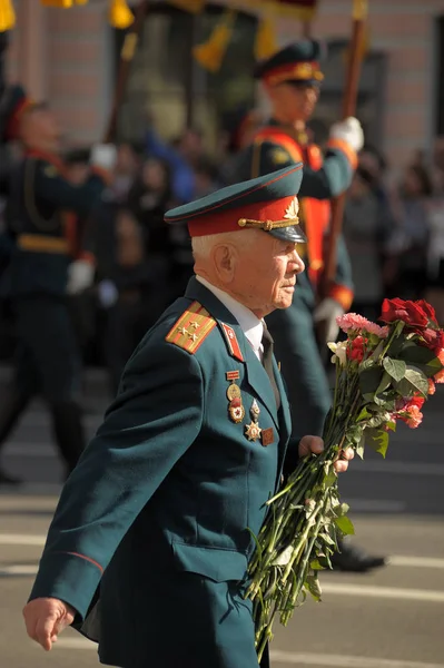 Veteranen en blokkade op de Victory parade op Nevsky Prospect — Stockfoto