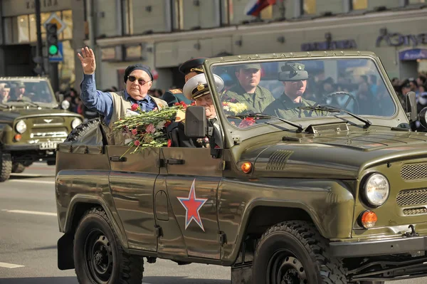 Veteránok és blokád a győzelem parádé a Nevsky Prospect — Stock Fotó