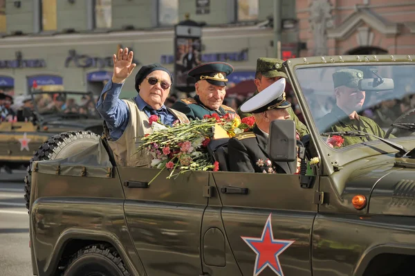 Veteranos e bloqueio no desfile da vitória em Nevsky Prospect — Fotografia de Stock