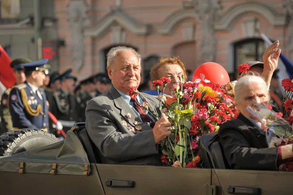 Ветерани і блокади на парад перемоги на Невському проспекті — стокове фото