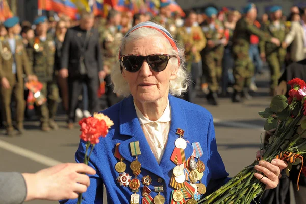 Veteranos y bloqueo al desfile de la victoria en Nevsky Prospect —  Fotos de Stock