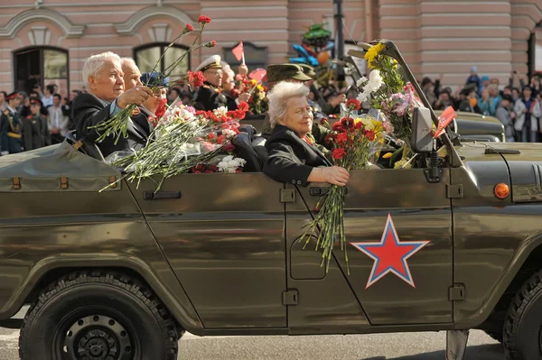Veteranos e bloqueio no desfile da vitória em Nevsky Prospect — Fotografia de Stock