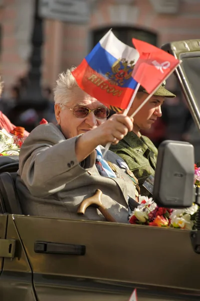 退伍军人和封锁在涅夫斯基前景的胜利游行 — 图库照片