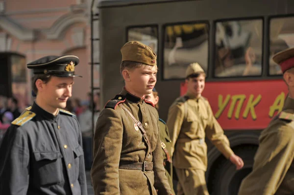 St. Petersburg, Rusland, 9 mei 2013 jonge mensen in de vorm van — Stockfoto