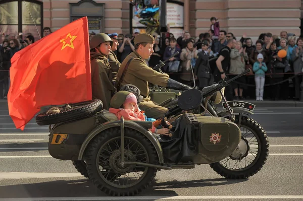 Sankt Petersburg, Rosja, 9 maja 2013 Młodzi ludzie w formie — Zdjęcie stockowe