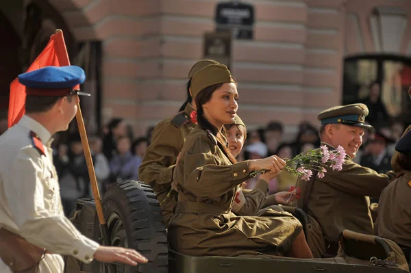 St. Petersburg, Ryssland, 9 maj, 2013 unga människor i form av — Stockfoto