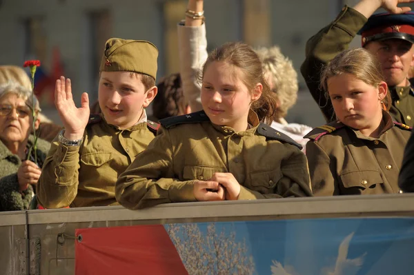 Sankt Petersburg, Rosja, 9 maja 2013 Młodzi ludzie w formie — Zdjęcie stockowe