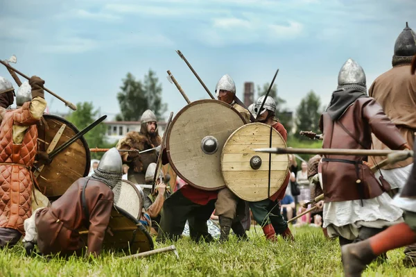 Rusland, Staraja Ladoga 23, 06, 2012 Reenactors met schilden en SP — Stockfoto