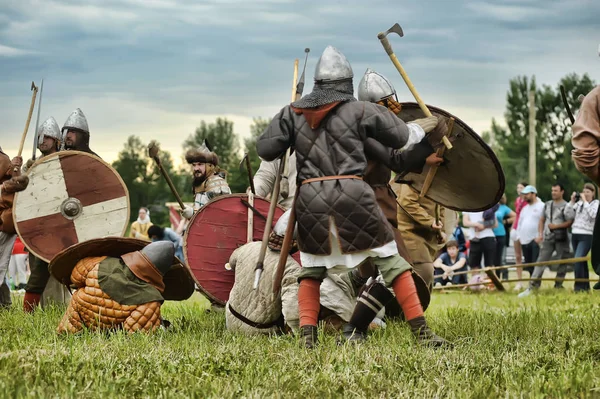 Russia, Staraya Ladoga 23.06,2012 Rievocatori con scudi e sp — Foto Stock