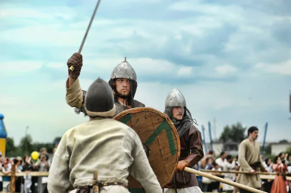 Rusya, Staraya Ladoga 23,06,2012 Kalkanlı ve SP'li Reenactors — Stok fotoğraf