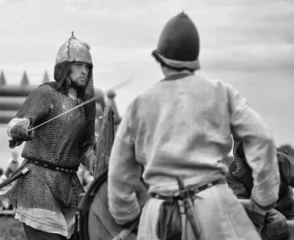 Ryssland, Staraya Ladoga 23, 06, 2012 reenactors med sköldar och SP — Stockfoto